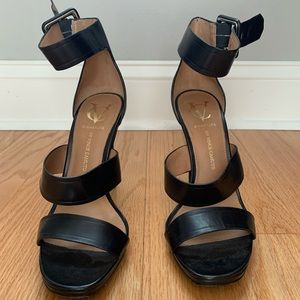 Vince Camuto Signature black sandals. Size 8 1/2
